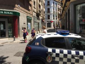 Vehículo policial en la Plaza de la Trinidad.