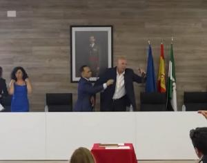 Imagen del pleno de constitución, con el edil del PP impidiendo hablar al alcalde.