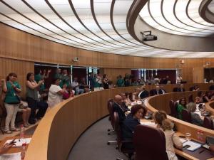 Trabajadores celebran la propuesta del pleno de junio que modificó la estructura de los centros sociales para garantizar su futuro.