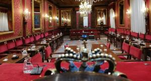 Salón de pleno del Ayuntamiento de Granada, con la silla de alcalde, en primer plano.