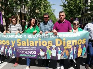 Juan Antonio Delgado -segundo por la derecha- con representantes de Podemos en la manifestación del 1 de mayo en Granada. 