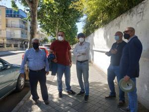 Antonio Cambril y Francisco Puentedura con representantes de los vecinos.