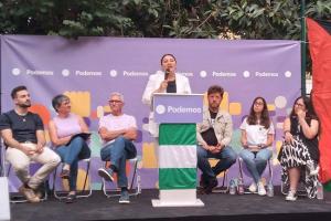 Alejandra Durán, en un acto de Podemos junto a Diego Cañamero, entre otros.