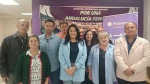Manu Ríos y Aljandra Durán, junto a candidatas y candidatos de Podemos.