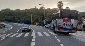 Control de un autobús de una línea regular de pasajeros en Almuñécar.