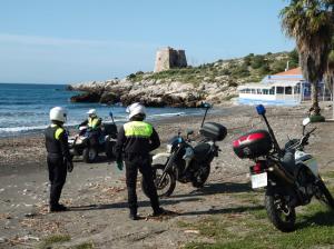 La Policía Local de Almuñécar en controles establecidos para vigilar parques infantiles y paseos en playas.