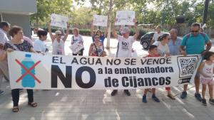 Pancarta contra la embotelladora en la concentración del pasado jueves. 