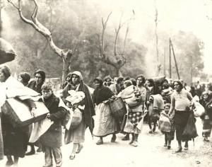 Mujeres huyen hacia la frontera francesa.