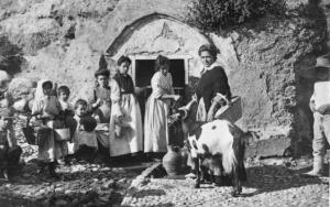 Aljibe de Santa Isabel de los Abades (ladera del cerro del Aceytuno), donde convivían personas y animales, hacia 1900. 