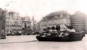 Carros de combate soviéticos en el centro de Praga. 