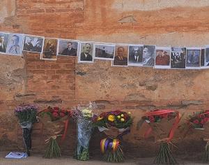 Fotos de fusilados y ofrenda floral, en la tapia del cementerio, en el último homenaje de este jueves.
