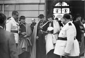 Fontana Tarrats (primero por la izda.) en la puerta del Ayuntamiento tras el homenaje al arzobispo Parrado (con capa blanca), en octubre de 1945.
