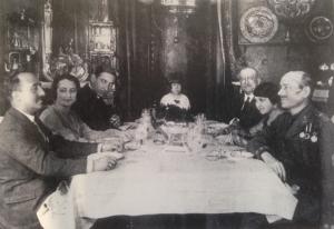 Fotograma de la película La Malcasada (1926), rodada en la casa de Natalio Rivas. Aparecen Francisco Franco y Millán-Astray en los extremos. Al fondo, Natalio Rivas; también están la mujer y una nieta de Natalio, además de los actores María Banquer y José Nieto.