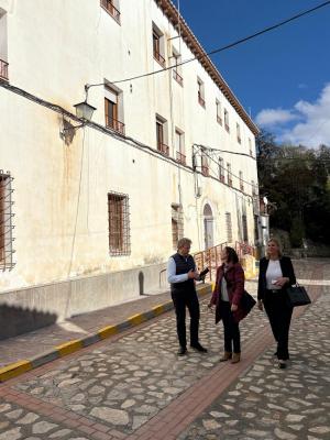 Lourdes Ramírez e Inmaculada Hernández con el alcalde de Castril.