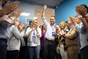 Los populares celebran los resultados, este domingo, en la sede del partido.
