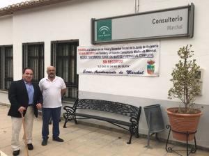 El Ayuntamiento ha puesto un cartel denunciando los recortes.  