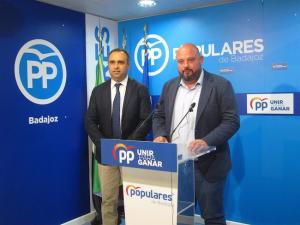 Los presidentes provinciales del PP de Badajoz y Granada, en rueda de prensa .