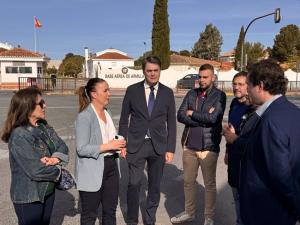 Carlos Rojas, ante la base aérea de Armilla.