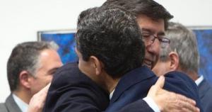 Juan Marín se abraza a Juan Moreno, en la primera reunión para formalizar un pacto de gobierno.