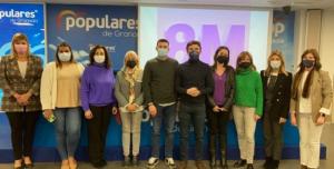 Saavedra con algunas mujeres con cargos públicos del PP de Granada.