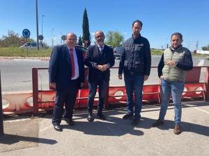 Los representantes del PP, en la zona donde se reivindica una pasarela.