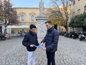 Fernando Parra (derecha) con otro compañero de NNGG.