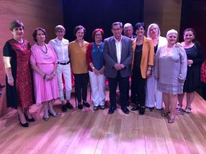 José Entrena y Mercedes Garzón con las galardonadas.