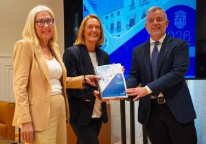 Luisa García Chamorro con María Ángeles Escámez y Nicolás Navarro, el 6 de noviembre al presentar los presupuestos.