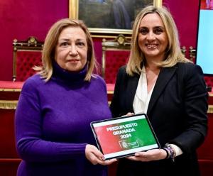 La alcaldesa y la concejala de Economía, cuando presentaron el presupuesto.