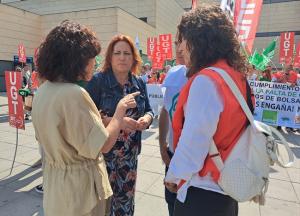 María Ángeles Prieto y Mari Carmen Pérez, en una concentración de profesionales sanitarios. 