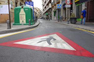 Entrada a la calle San Antón, única que parcialmente incorporó a la peatonalización con el bipartito.