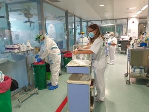 Profesionales trabajando en el Hospital San Cecilio.