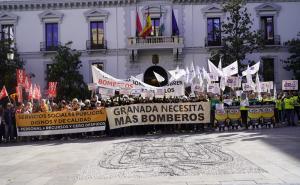 Protestas de Policía Local, Bomberos, Servicios Sociales y Jardines, este viernes en la Plaza del Carmen.