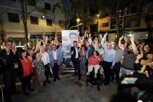 Cuenca, junto a Entrena, arropado por candidatos, militantes y simpatizantes socailistas.