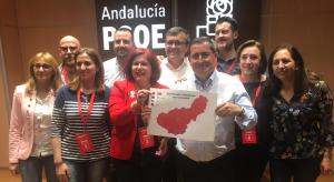 Entrena, junto a la candidatura socialista en la noche electoral del pasado domingo.