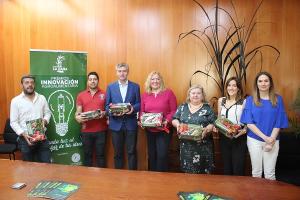 Clara Aguilera y Flor Almón en su visita al Grupo La Caña.