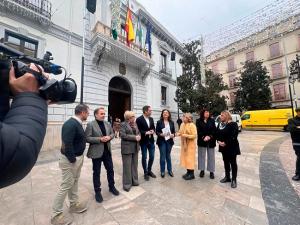 El grupo municipal socialista, este miércoles a las puertas del Ayuntamiento.
