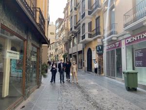 Visita del PSOE a la calle Mesones, arteria comercial del centro histórico de Granada