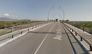 El puente sobre el Guadalfeo en Salobreña termina en una rotonda, sin conexión con Playa Granada.