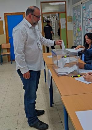 Francisco Puentedura, al ejercer su derecho al voto en Cerrillo de Maracena.