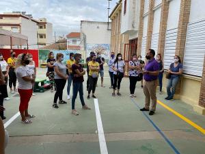 El alcalde con madres y padres del alumnado este jueves.