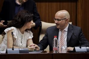 Raúl Fernández con la consejera Rocío Ruiz, en el Parlamento.