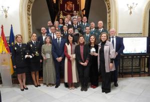 Foto de familia de las personas distinguidas por la Subdelegación de Granada. 