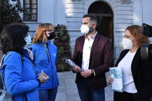 Representantes de 'Relevos contra el cáncer' y de IU.