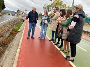 El alcalde de Ogíjares junto a otros representantes del PP, junto a la carretera.