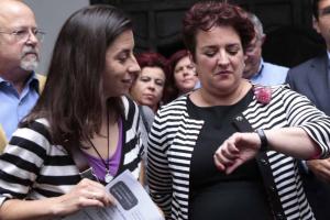 Marta Gutiérrez (izquierda) y Teresa Jiménez tras la reunión que mantuvieron ayer. 