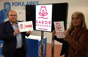 Robles y Sábada muestran los logotipos del PSOE y de Sabor Granada.