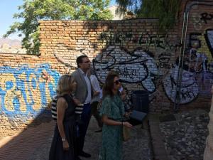 Rocío Díaz en su visita al Albaicín.