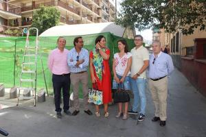 Los concejales del PP junto a una boca del Metro de Granada. 