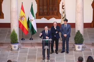 El presidente de la Junta, con el vicepresidente y el alcalde de Antequera, en la rueda de prensa posterior al Consejo.